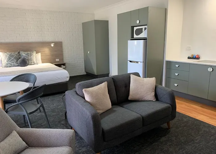 Hamilton Henry Parkes Motor Inn