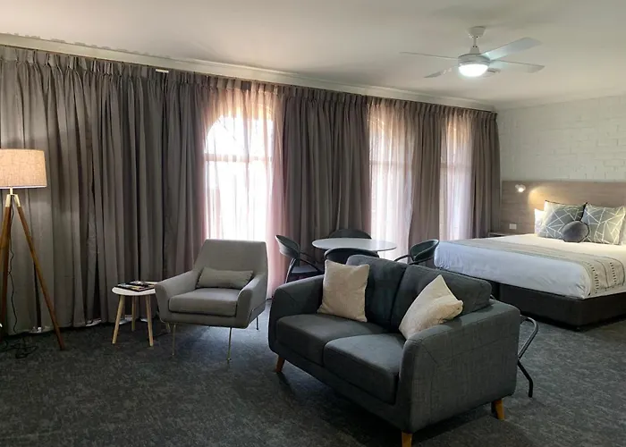 Hamilton Henry Parkes Motor Inn