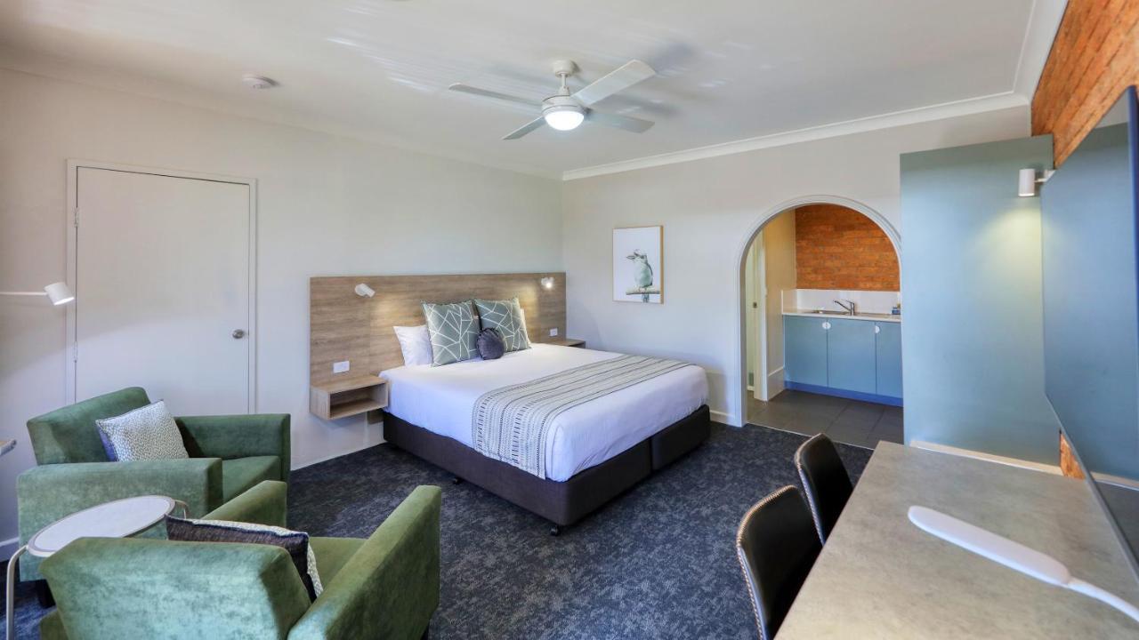 Hamilton Henry Motor 4* Parkes