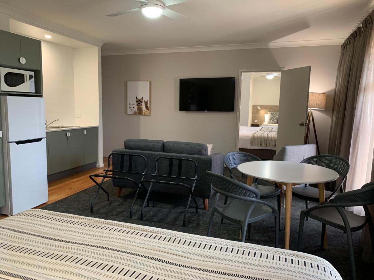 Hamilton Henry Motor 4* Parkes