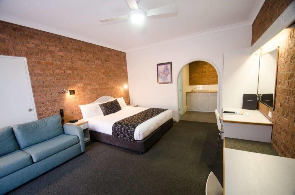 Hamilton Henry Motor Motel Parkes